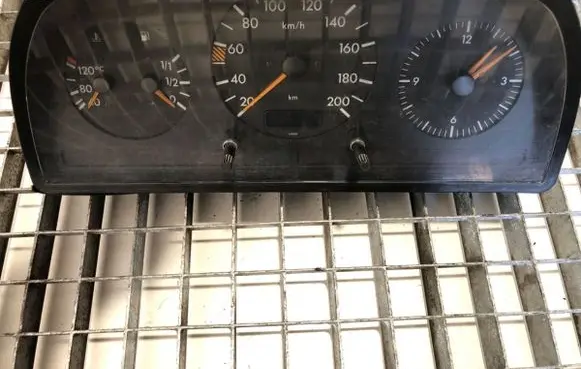 Speedometer (instrument cluster)