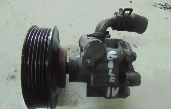 Volkswagen Golf IV Power steering pump 8D0145177A
