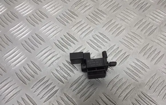 Volkswagen Golf IV Valve vacuum 037906283C