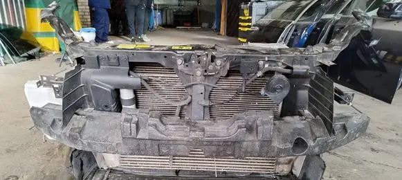 Nissan Qashqai+2 Radiator support slam panel