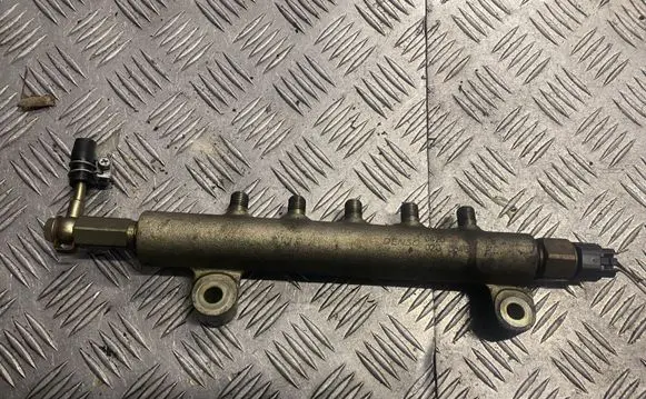 Nissan X-Trail T30 Fuel main line pipe 0420