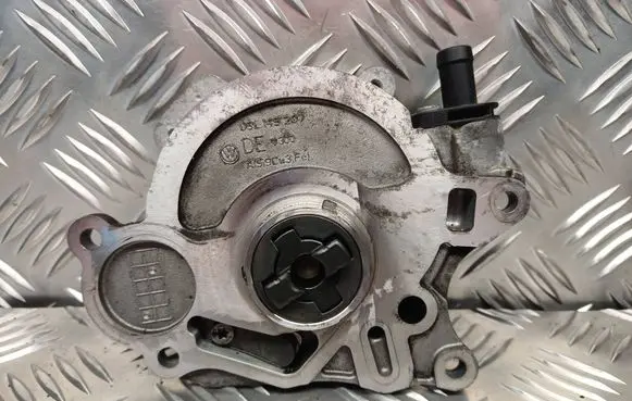 Volkswagen Golf VI Vacuum pump 03L145207 03L100J