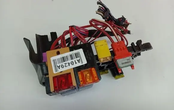 Volkswagen PASSAT B5 Fuse box set 8A0937530