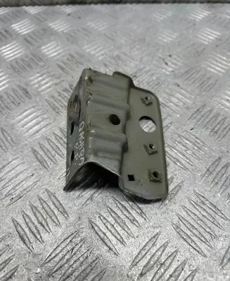 Nissan Qashqai Fender mounting bracket