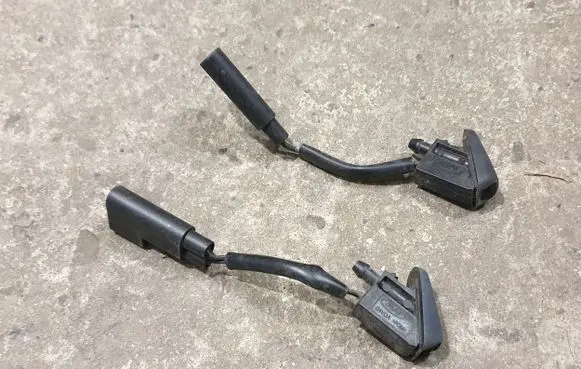 Ford Focus Windshield washer spray nozzle BM5117666B BM5117666