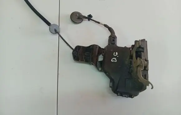 Volkswagen PASSAT B5 Rear door lock 