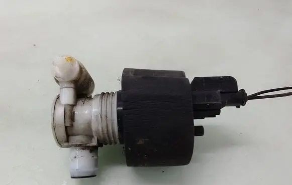 Chrysler PT Cruiser Windscreen/windshield washer pump 