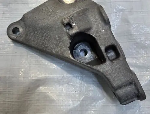 Opel Mokka Engine mount bracket 25947952