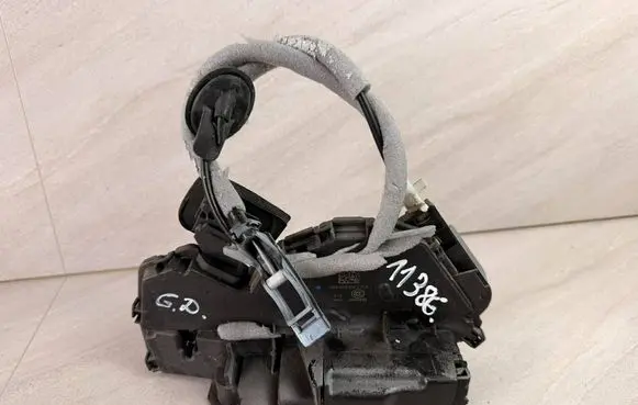 Volkswagen Touran III Rear door lock 5TA839016G