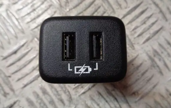 Opel Astra K USB socket connector 13598459