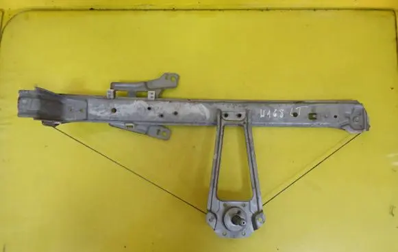 Rear door manual window regulator