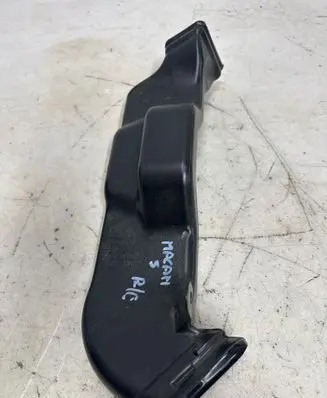 Porsche Macan (95B) Cabin air duct channel 8R1819655