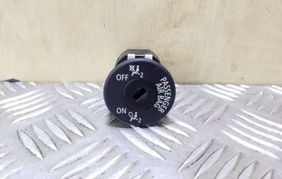 Passenger airbag on/off switch