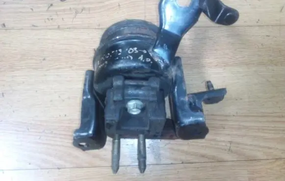 Toyota Corolla E120 E130 Engine mount bracket 1230527020