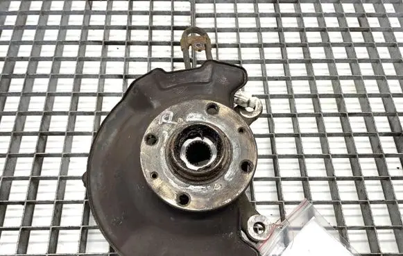 Suzuki Swift I Front wheel hub spindle knuckle 