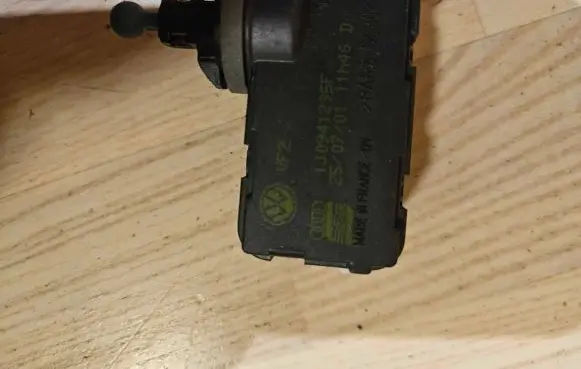 Volkswagen Golf IV Headlight level adjustment motor 1J0941295F