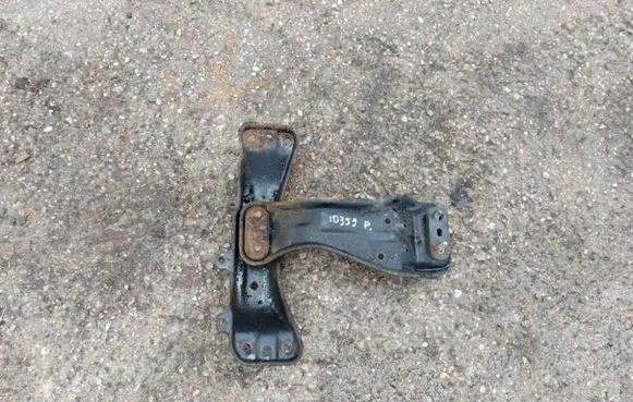 Subaru Legacy Engine mounting bracket