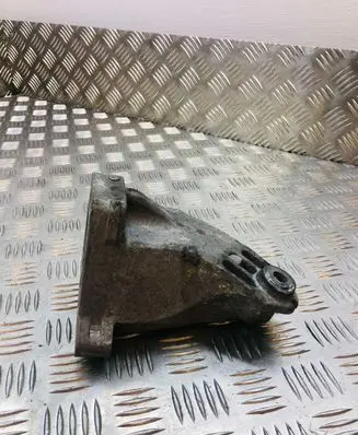 Mercedes-Benz E W211 Engine mounting bracket A6422233304