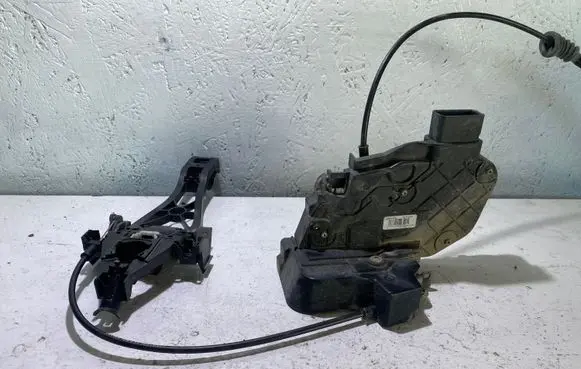 Volvo C30 Front door lock 30753664 A048069