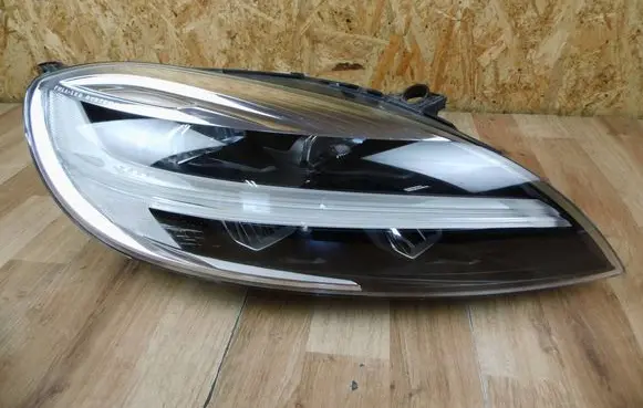 Volvo V40 Headlight/headlamp 31677019