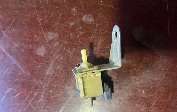 Audi 100 S4 C4 Valve vacuum 437906283A