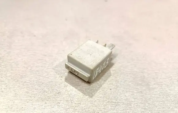 Volkswagen Golf V Other relay 1K0951253 0332011100