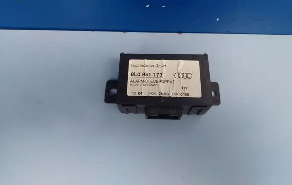 Audi A8 S8 D2 4D Alarm control unit/module 8L0951173