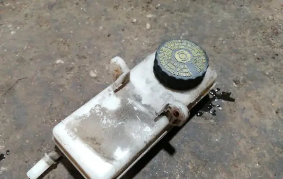 Citroen C4 I Brake fluid reservoir 