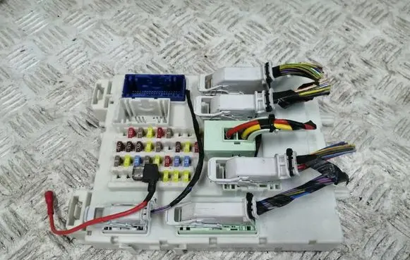 Ford Focus Fuse module GV6T14A073DE 190916 1940015771