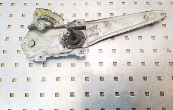Rear door manual window regulator