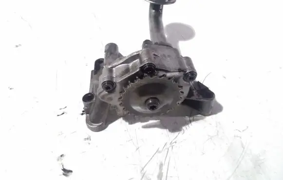 Volkswagen Golf V Oil pump 038115121A
