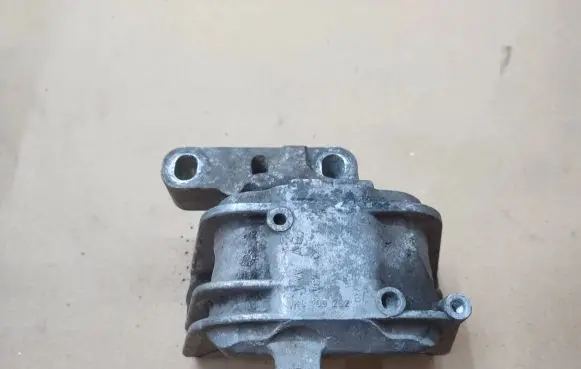 Volkswagen PASSAT B6 Engine mount bracket 1K0199262