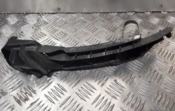 Front bumper mounting bracket