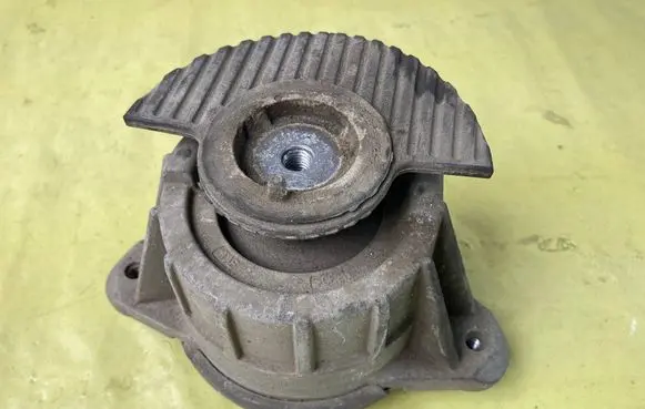 Mercedes-Benz C W204 Engine mount vacuum valve A2042400117
