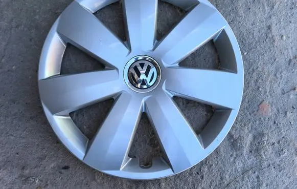 Volkswagen Touran II R16 wheel hub/cap/trim 1T0601147E