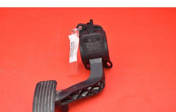 Accelerator throttle pedal