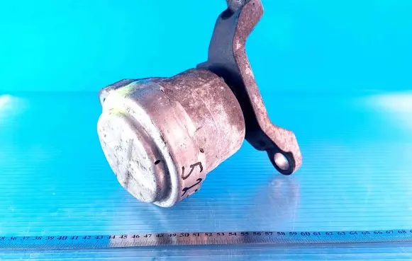 Ford Mondeo MK IV Engine mount bracket