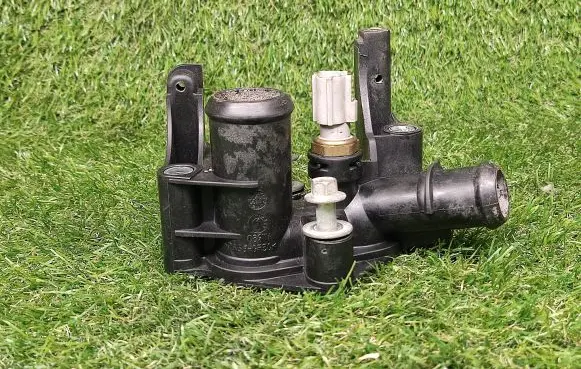 Thermostat/thermostat housing
