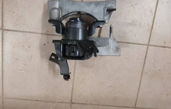 Lexus RX 450H Engine mount bracket