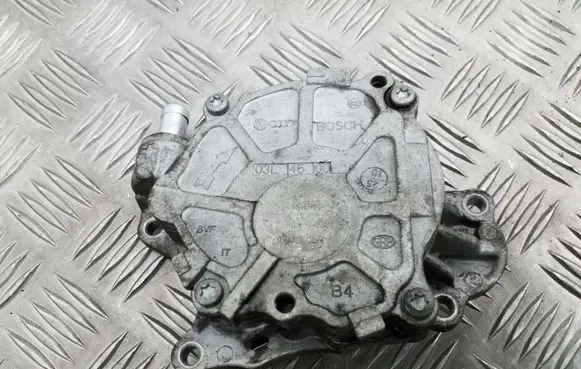 Volkswagen Golf VI Vacuum pump 03L145100G