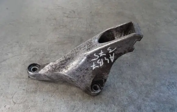 Audi A4 S4 B7 8E 8H Engine mounting bracket 8E0199307S