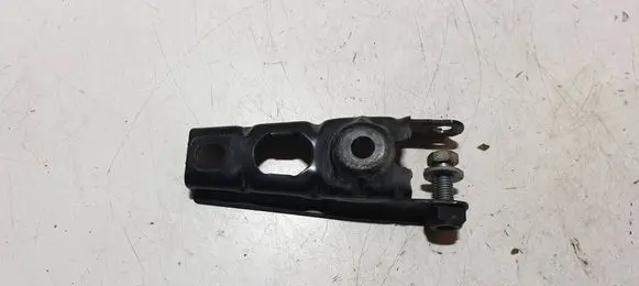 Engine mounting bracket