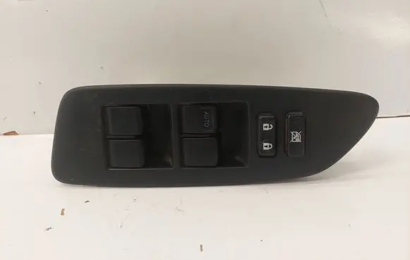 Toyota Auris 150 Electric window control switch 8482002210