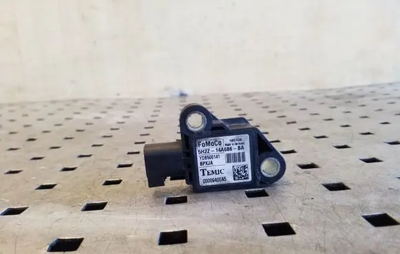 Land Rover Discovery 3 - LR3 Airbag deployment crash/impact sensor YDB500141