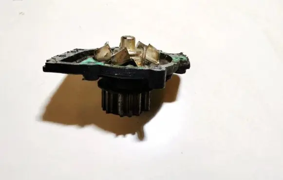 Volvo S40, V40 Water pump