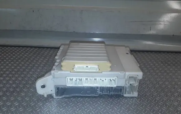 Lexus IS 220D-250-350 Fuse module 8273053022