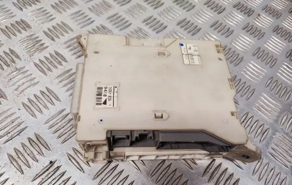 Lexus IS 220D-250-350 Fuse module 8267253040