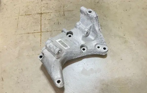 Volvo XC90 Generator/alternator bracket 31430704