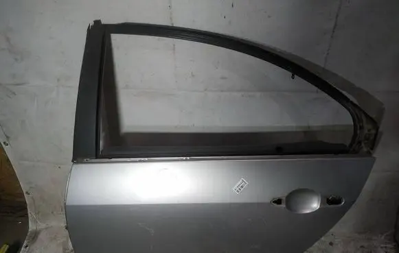 Nissan Primera Rear door pilkos