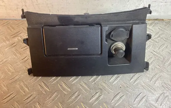 Toyota Land Cruiser (J200) 12 V Socket (front) 1A424003G